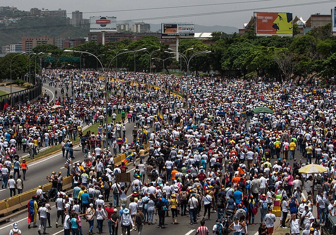 Crece tensión política en Venezuela mientras la oposición convoca nuevas protestas