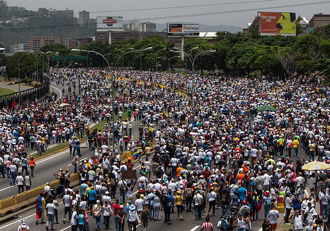 Crece tensión política en Venezuela mientras la oposición convoca nuevas protestas