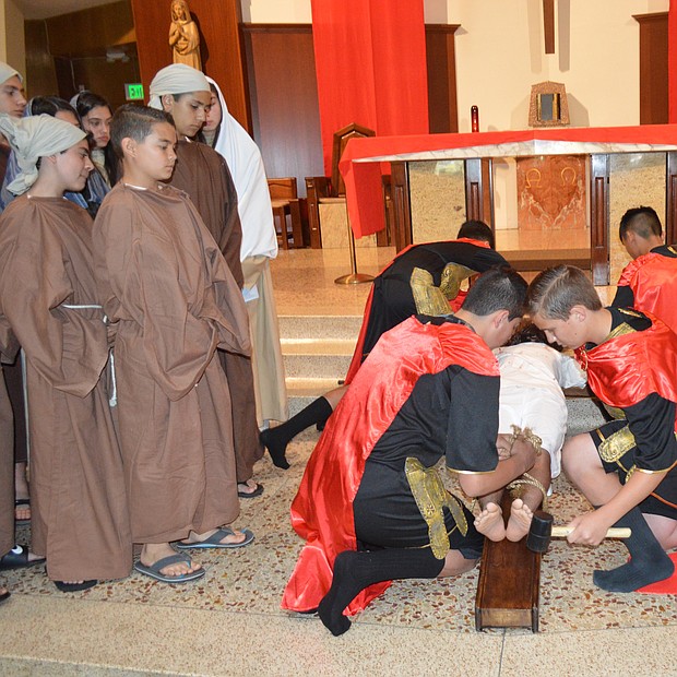El Mesías al ser clavado en la cruz.