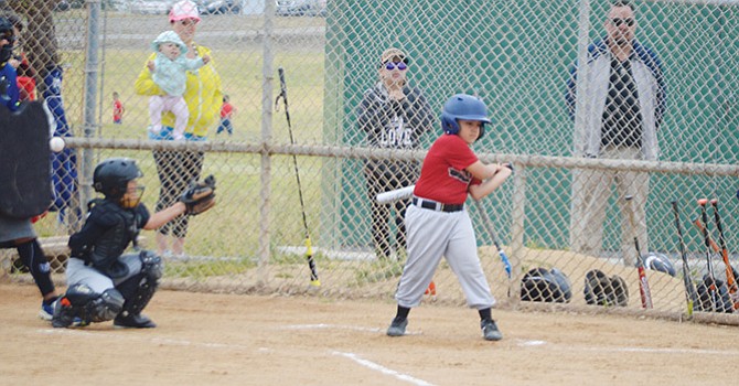 Un pequeño jugador del equipo Alabama Crimson Tide ‘abanica la brisa’.
