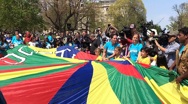 MENSAJE. “We Belong Together”, el mensaje que se leía en la gran lona multicolor.