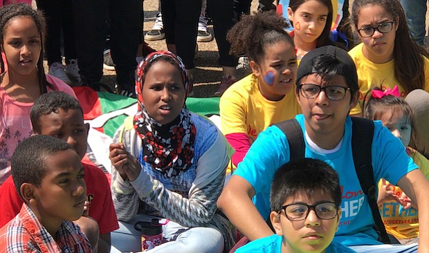 UNIÓN. Las razas y colores no tuvieron fronteras en la protesta que unió las voces infantiles para defender a sus padres inmigrantes.