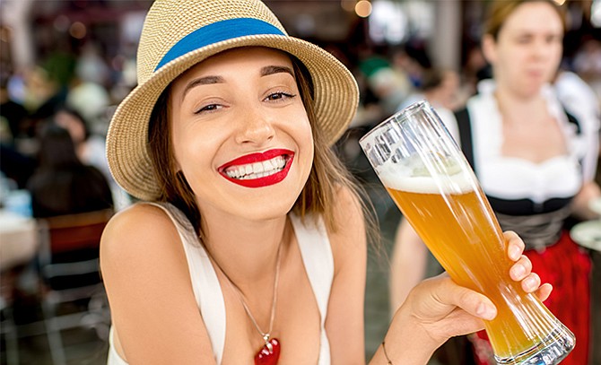Consumir cerveza tiene beneficios para las mujeres