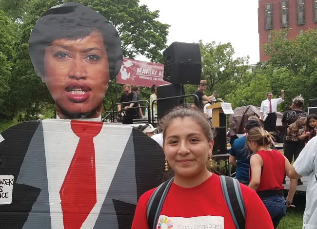 Estudiantes inmigrantes de DC piden a la Alcaldesa Bowser que los escuche