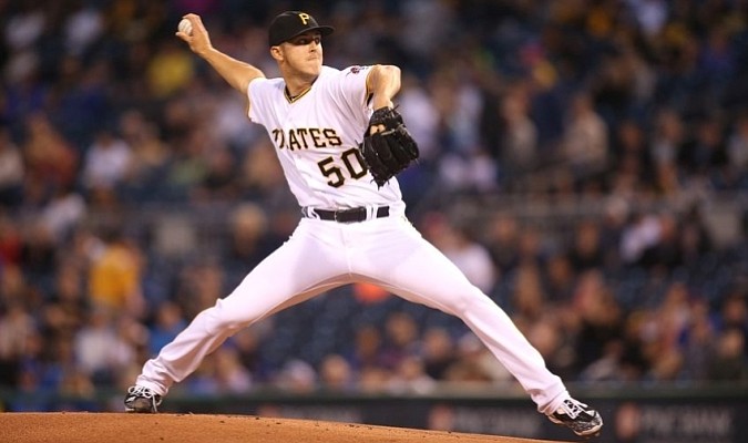 Operan a pitcher de los Piratas de cáncer testicular