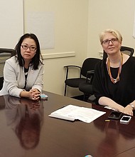 HyeSook Chung (izquierda) y Jennifer Niles (derecha), explican los beneficios de la asesoría legal gratuita