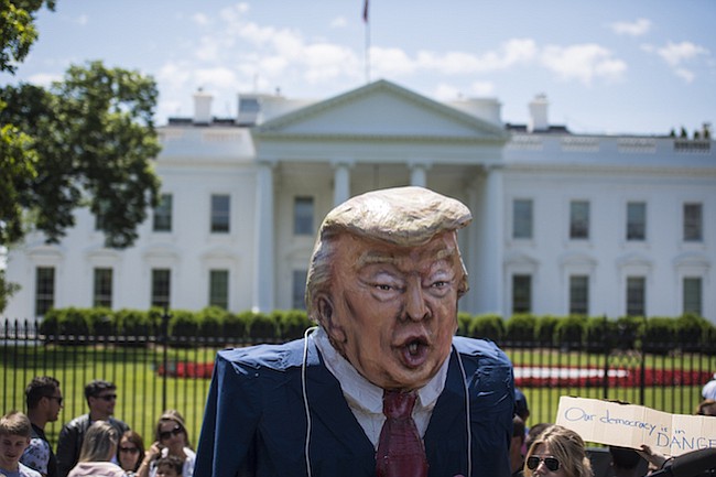 En medio de preguntas acerca de los vínculos entre Rusia y Trump, los protestantes se reúnen en frente de la Casa Blanca