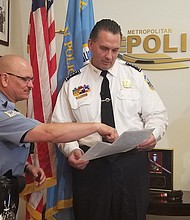 ENLACE LATINO. El Jefe de la Policía Metropolitana de DC, PJ Newsham (derecha), cuenta con el Oficial José González-Tirado, Director de la Unidad de Enlace Latino