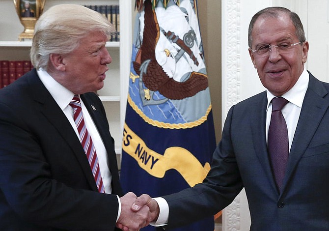 Trump defiende "derecho absoluto" a compartir información con Rusia