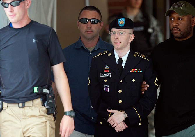 Manning, la analista que sacó los colores a EEUU, queda en libertad