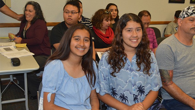 Las estudiantes Sabrina Santo t Aranzazu Salgado Gutiérrez. Foto: Horacio Rentería/El Latino San Diego.