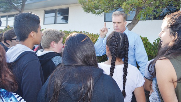 El maestro Keith Ballard en diálogo con estudiantes y padres de familia. Foto: Horacio Rentería/El Latino San Diego.