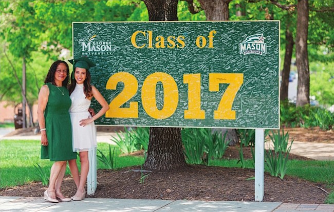 Más latinos conquistan un diploma universitario