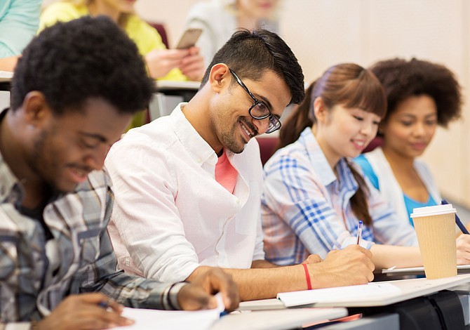Anuncian nuevo programa público que permite acceso gratuito a la universidad en MA