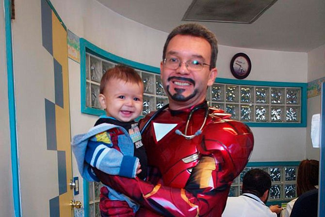Médico combate el cáncer infantil vestido de superhéroe