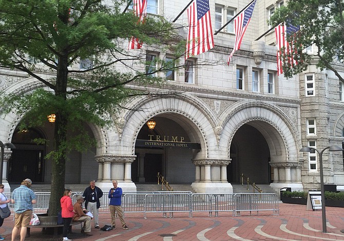 Detenido hombre en hotel de Trump con un rifle de asalto en su automóvil