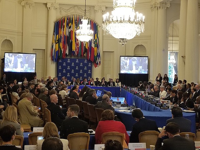 La plenaria entró en receso por más de un ahora para luego tomar la decisión de suspenderla sin votación ni consenso