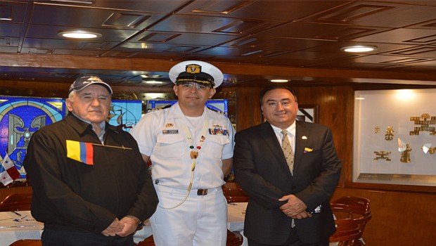 El Capitán de Fragata, Andrés Avella, (al centro), acompañado de Luis Reyez (Izquierda en la gráfica) y Manny Reyes (Derecha), Tesorero y Presidente de la Cámara de Comercio Colombiana en San Diego, respectivamente.