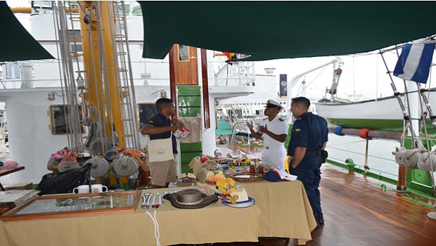Dentro del buque se exhiben y venden productos, objetos y dulces típicos de Colombia.