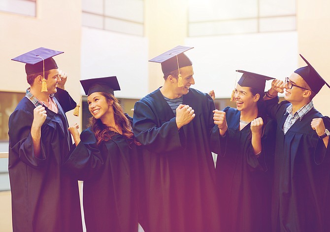 Un nuevo marcador de éxito en la graduación: El sello de alfabetización bilingüe