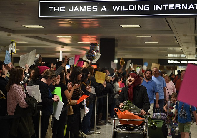 Tribunal Federal de Apelaciones mantiene suspendido veto migratorio de Trump