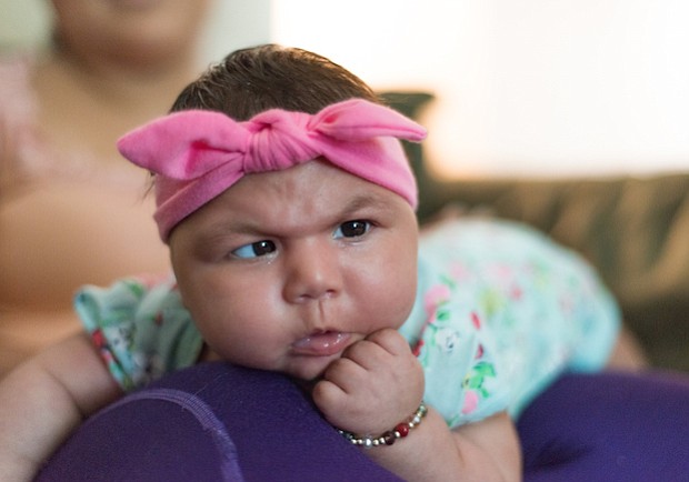 Aryanna Guadalupe Sánchez-Ríos, de tres meses de edad, descansa sobre la falda de su madre el 3 de mayo de 2017.