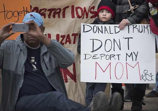 La administración Trump otorga permisos de trabajo a miles de inmigrantes indocumentados