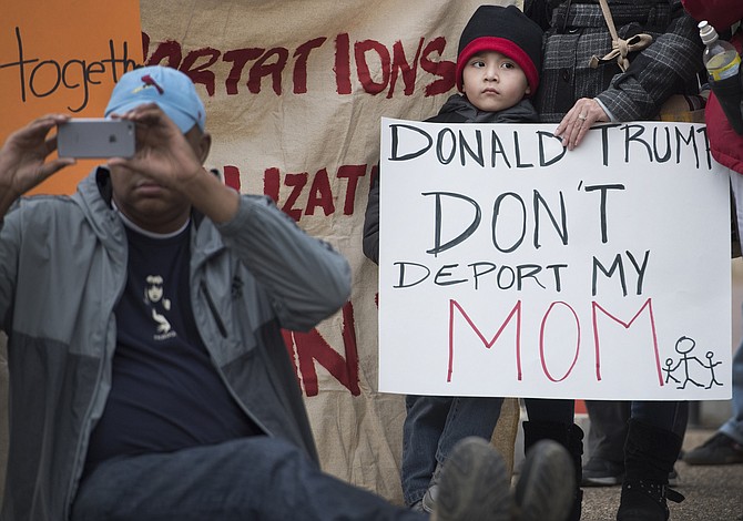 La administración Trump otorga permisos de trabajo a miles de inmigrantes indocumentados