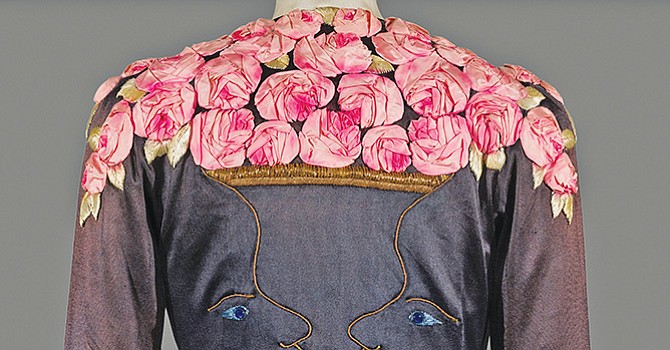 Abrigo de noche de Schiaparelli de 1937, con rosas bordadas. Foto cedida