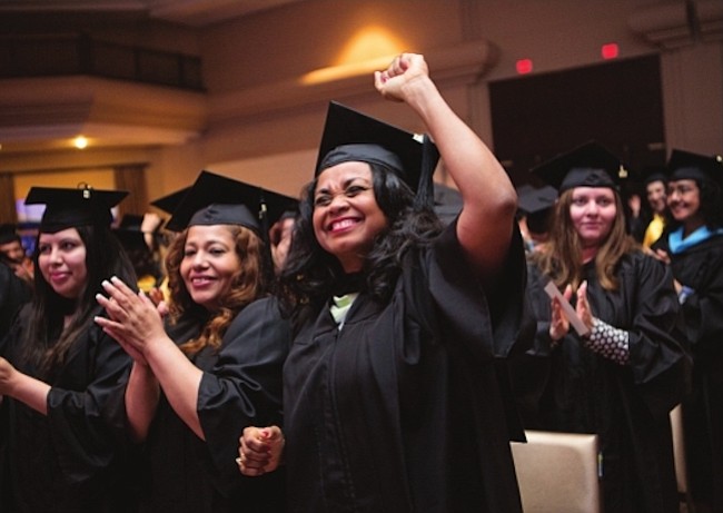 Universidad Ana G. Méndez graduó más de 60 latinos de su sede en Wheaton
