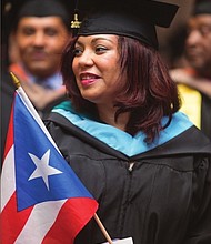 BORICUAS. La bandera de Puerto Rico estuvo presente entre los graduados, mientras sonaba música latina al fondo.