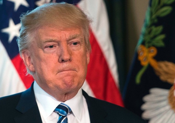 Trump dice que lo investigan por despedir a Comey del FBI