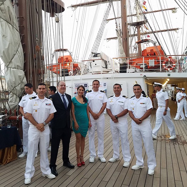 Tibisay Zea y Rafael Ulloa de El Planeta visitaron el barco Unión de Perú, anclado en el World Trade Center.