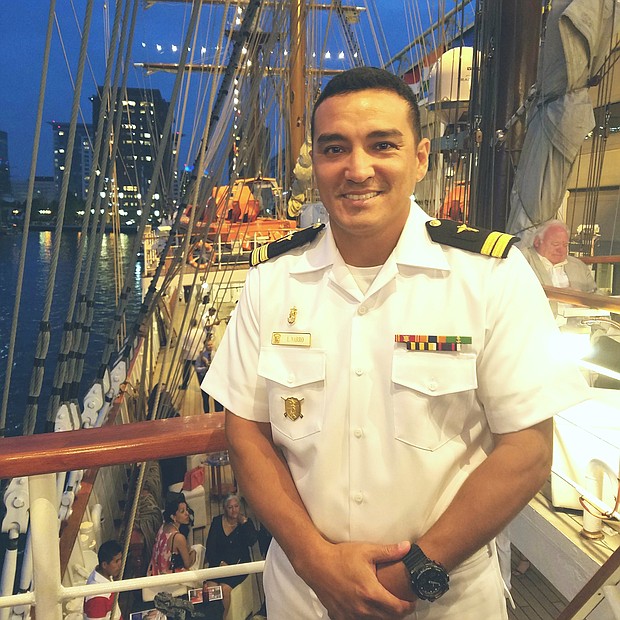 “La logística de un barco de 250 tripulantes no es fácil, y siempre hay deberes para hacer. Pero también hay cómo entretenerse. En la cubierta del barco hacemos ejercicios, jugamos fútbol con una pelota de trapo y contamos historias”
Oficial Luis Narro, de la armada peruana.