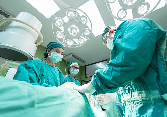 Cirujanos de Johns Hopkins realizan exitosamente los primeros trasplantes pancreáticos por vía laparoscópia