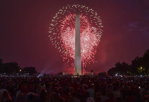 Explosiones iluminan el Monumento a Washington durante la exhibición de fuegos artificiales en el National Mall el martes por la noche en Washington, D.C.