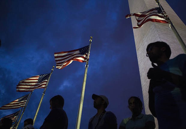 La gente se reúne en el monumento de Washington para la celebración del 4 de Julio en el National Mall en Washington, D.C.