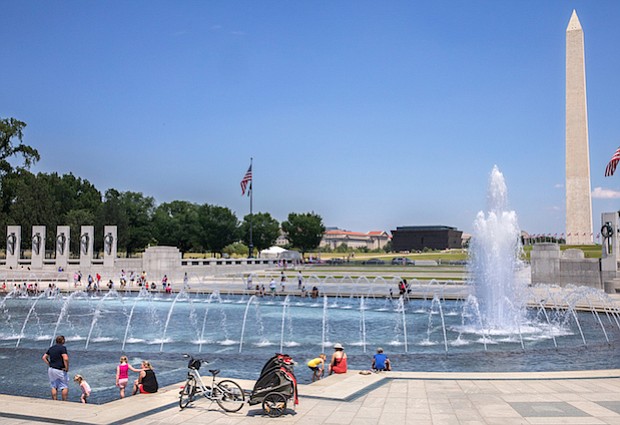 La fuente conmemorativa de la Segunda Guerra Mundial esta llena de energía.