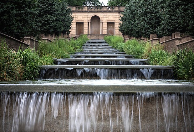 Una característica hermosa del agua de la cascada en el Meridian Hill Park en Washington del noroeste trabaja, pero la fuente de arriba esta vacía.