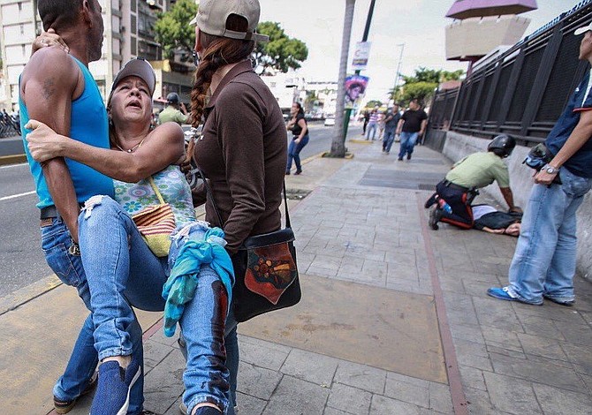 Una mujer muerta por ataque de grupo armado a opositores en Caracas