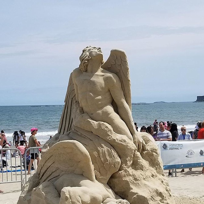En Revere Beach, familias disfrutaron de sol, la playa y las esculturas