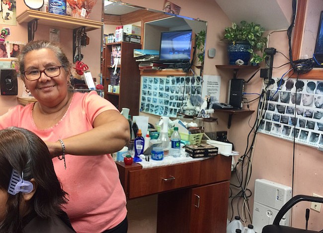 Música, fútbol, y un corte de pelo: En Columbia Heights Francisca alegra la vida de sus clientes