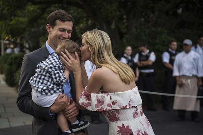 El sueño de Ivanka: licencias médicas pagas para mamás y papás