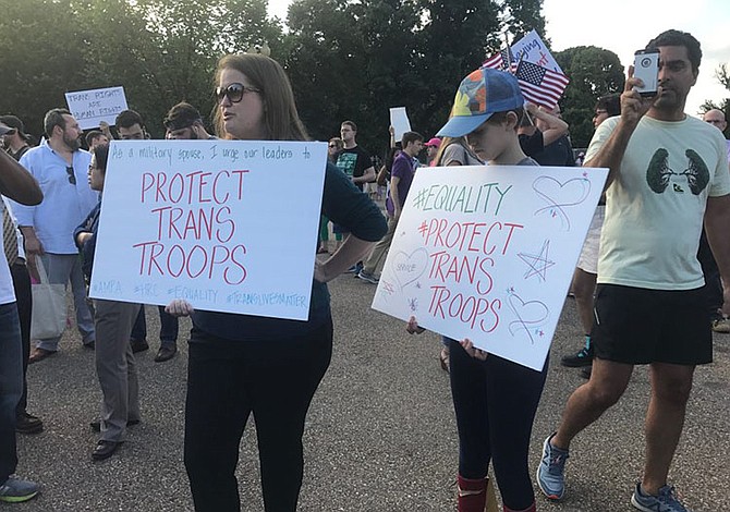 El ejército gasta cinco veces más en Viagra que en la atención médica de las tropas transgénero