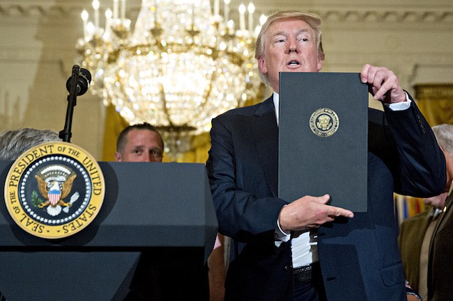 Análisis: Los estadounidenses han empezado a desaprobar a Trump en el tema económico