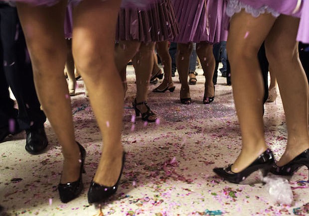 POLLERAS. Parejas forman filas durante la fiesta de “El Carnaval de Los Picaflores” en Arlington, 2016. Las mujeres visten la tradicional falda “pollera” con colores que combinan con cada comparsa.