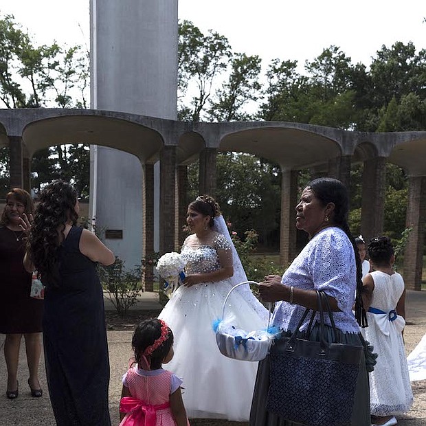MATRIMONIO. Érika y Álvaro se casaron en la iglesia Falls en septiembre de 2016. Sus padres no pudieron asistir, pero sus sobrinos, tíos, tías, primos, y padrinos, viven en Virginia y estuvieron presentes el día del evento.