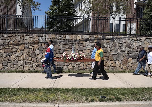 VIRGEN. Miembros del Comité Pro Bolivia cargan la Virgen de Socavón durante el carnaval de febrero 2016 caminando a lo largo del “Four Mile Run” en Arlington, Virginia.
