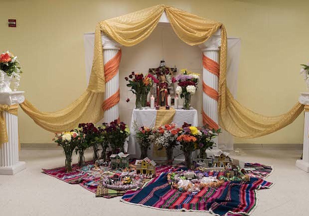 SANTA VERA CRUZ. El altar de 2016 de Santa Vera Cruz en Arlington, Virginia. Santa Vera Cruz es el comienzo del nuevo año agrícola, específicamente, el 3 de mayo, luego del carnaval, y del periodo de fertilidad. Durante Santa Vera Cruz, las personas dan gracias por lo que recibieron el año anterior, y piden por un buen nuevo año, dejando objetos que representan sus deseos en el altar. Luego, las personas le cantan a Santa Vera Cruz con sus comparsas.
