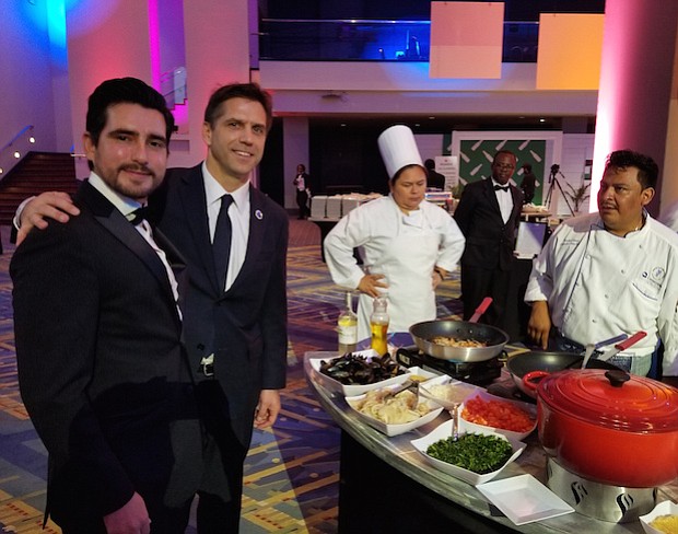 PROMOCIÓN. Rodrigo Contreras, Jefe del Departamento de Economía de la Embajada de Chile y José Miguel Barros, Jefe del Comité Comercial de Patagonia Mussels, junto al equipo culinario del pabellón de Chile en los RAMMY.